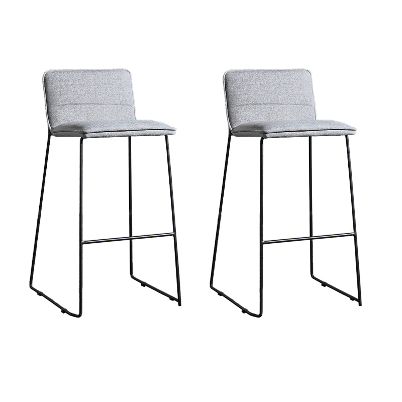 Hedendaagse gestoffeerde armloze barkruk met zwarte metalen basis