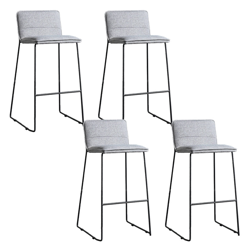 Hedendaagse gestoffeerde armloze barkruk met zwarte metalen basis