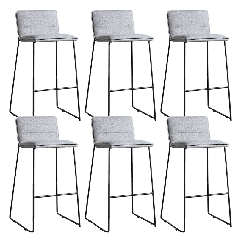 Hedendaagse gestoffeerde armloze barkruk met zwarte metalen basis