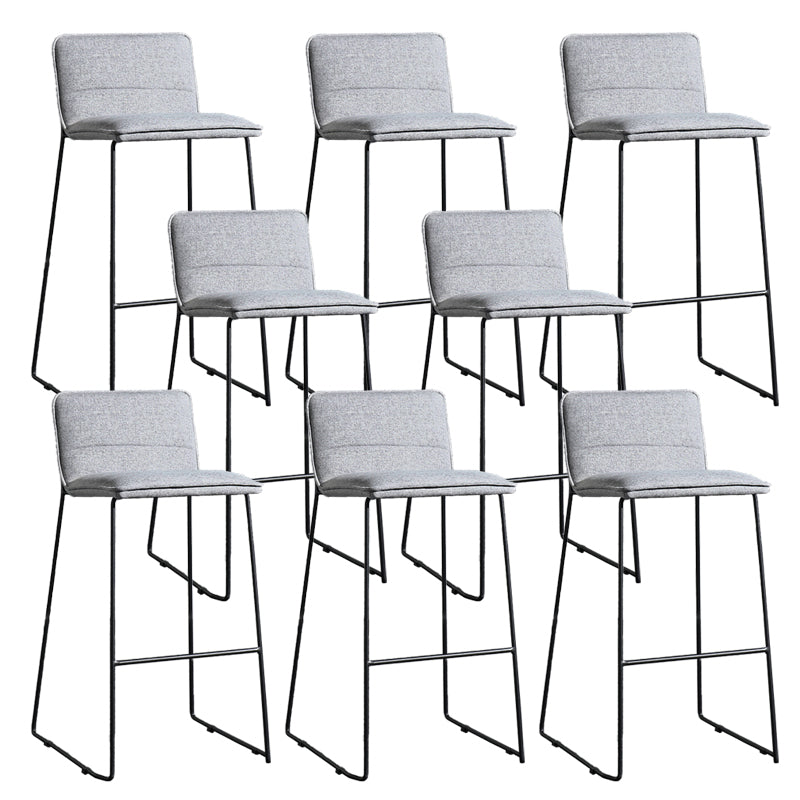 Hedendaagse gestoffeerde armloze barkruk met zwarte metalen basis