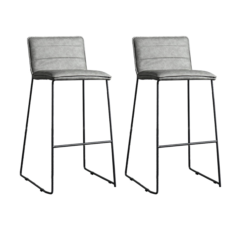 Hedendaagse gestoffeerde armloze barkruk met zwarte metalen basis