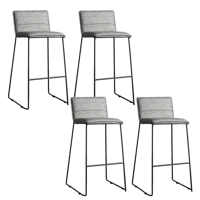 Hedendaagse gestoffeerde armloze barkruk met zwarte metalen basis