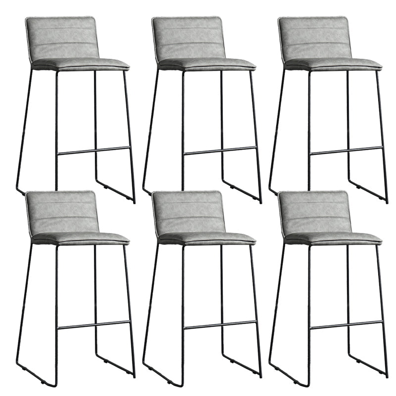 Hedendaagse gestoffeerde armloze barkruk met zwarte metalen basis