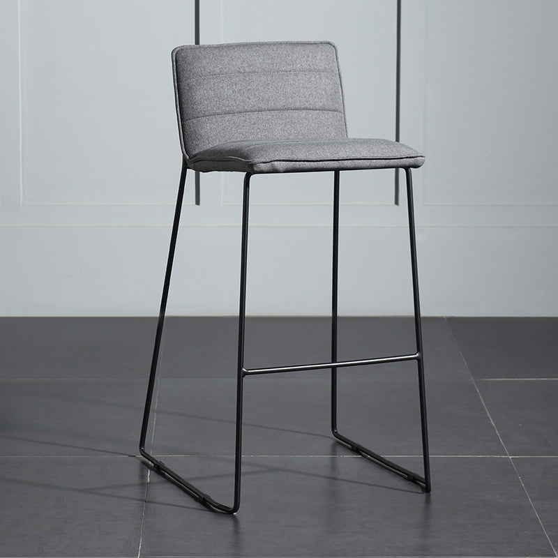 Hedendaagse gestoffeerde armloze barkruk met zwarte metalen basis
