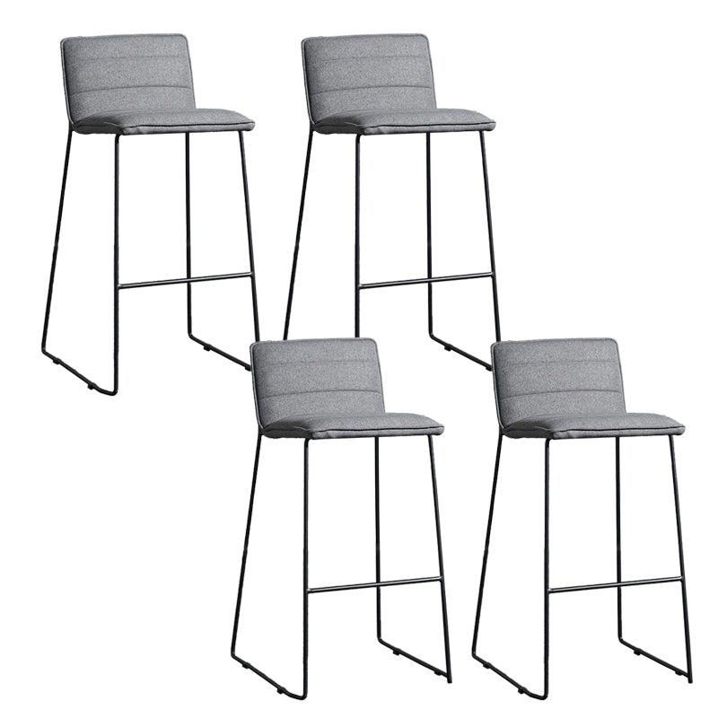 Hedendaagse gestoffeerde armloze barkruk met zwarte metalen basis