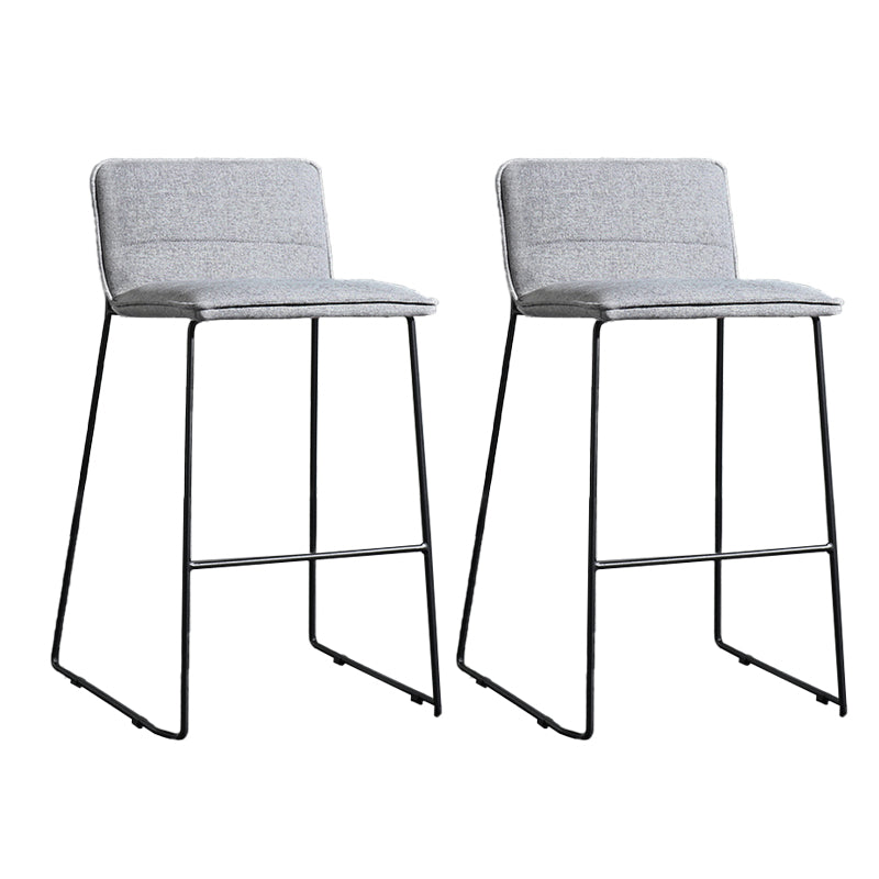 Hedendaagse gestoffeerde armloze barkruk met zwarte metalen basis