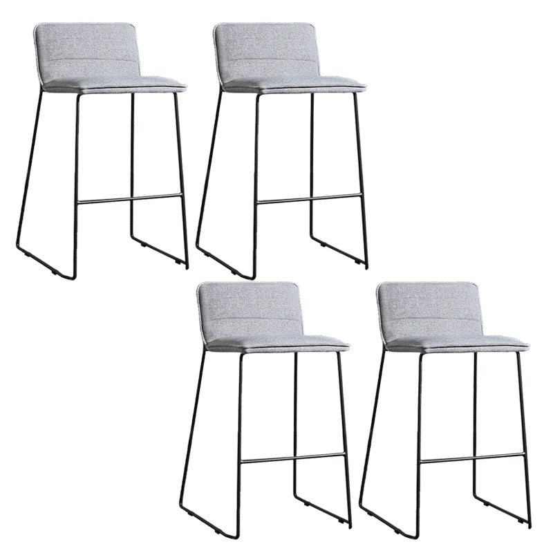 Hedendaagse gestoffeerde armloze barkruk met zwarte metalen basis