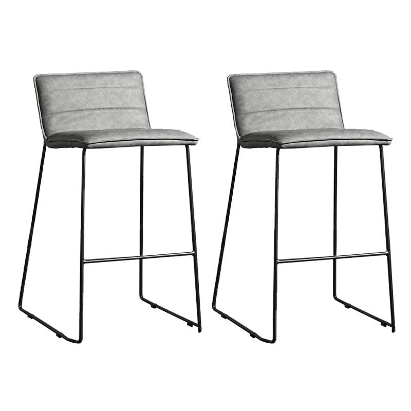 Hedendaagse gestoffeerde armloze barkruk met zwarte metalen basis