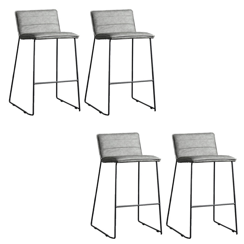 Hedendaagse gestoffeerde armloze barkruk met zwarte metalen basis