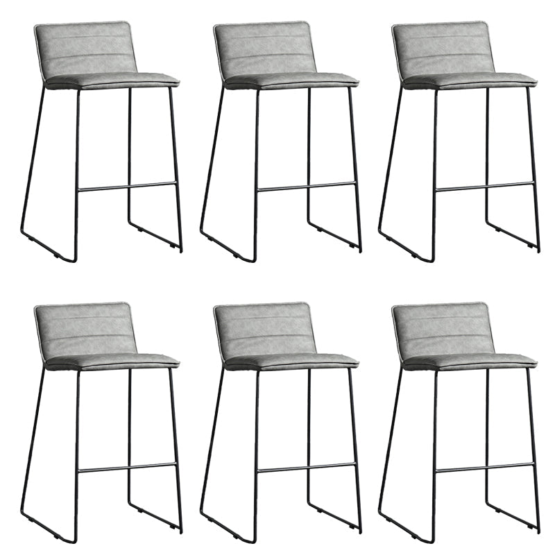 Hedendaagse gestoffeerde armloze barkruk met zwarte metalen basis