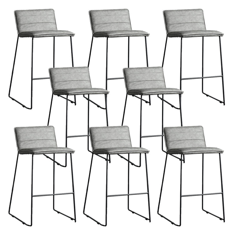 Hedendaagse gestoffeerde armloze barkruk met zwarte metalen basis