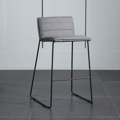 Hedendaagse gestoffeerde armloze barkruk met zwarte metalen basis