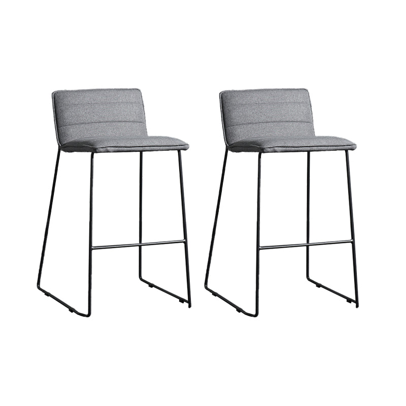 Hedendaagse gestoffeerde armloze barkruk met zwarte metalen basis