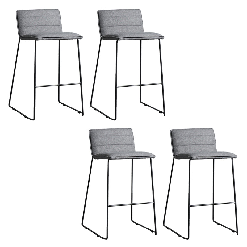 Hedendaagse gestoffeerde armloze barkruk met zwarte metalen basis