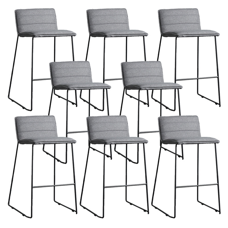 Hedendaagse gestoffeerde armloze barkruk met zwarte metalen basis