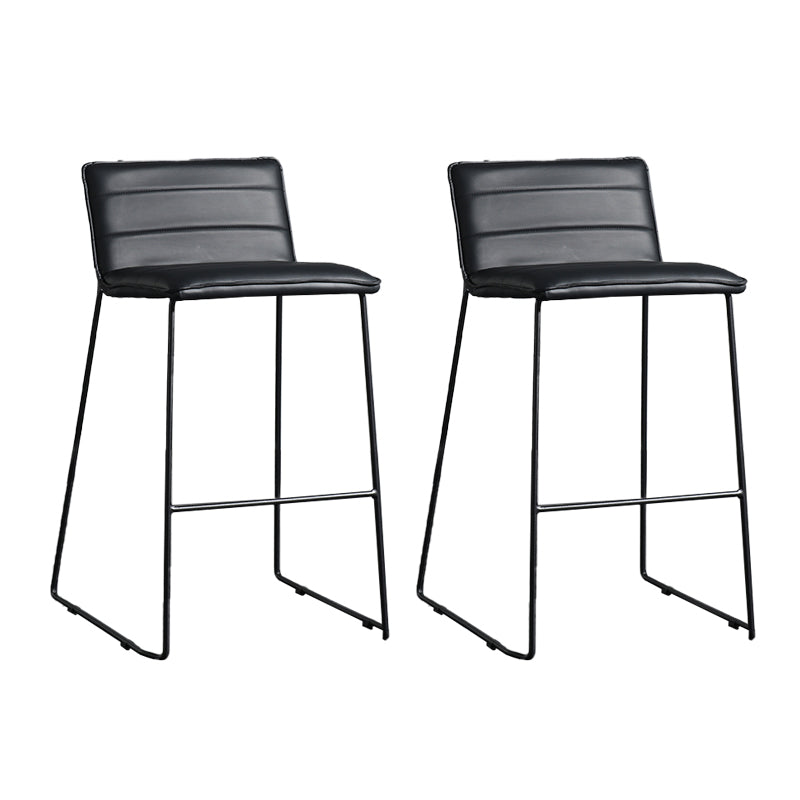 Hedendaagse gestoffeerde armloze barkruk met zwarte metalen basis