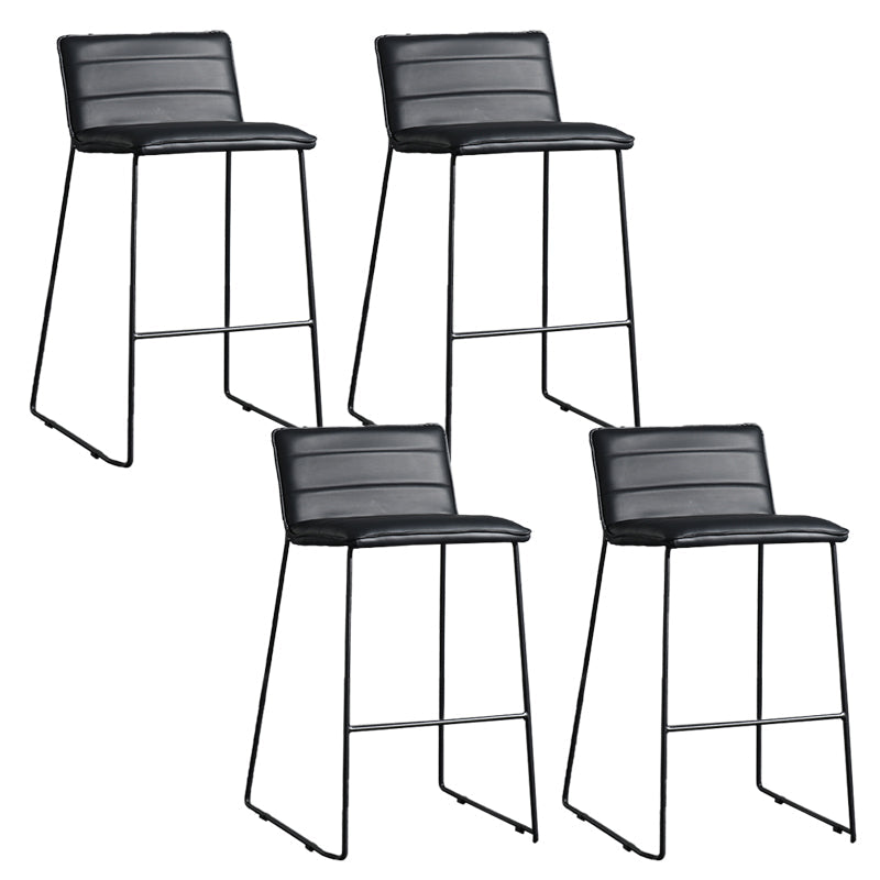 Hedendaagse gestoffeerde armloze barkruk met zwarte metalen basis