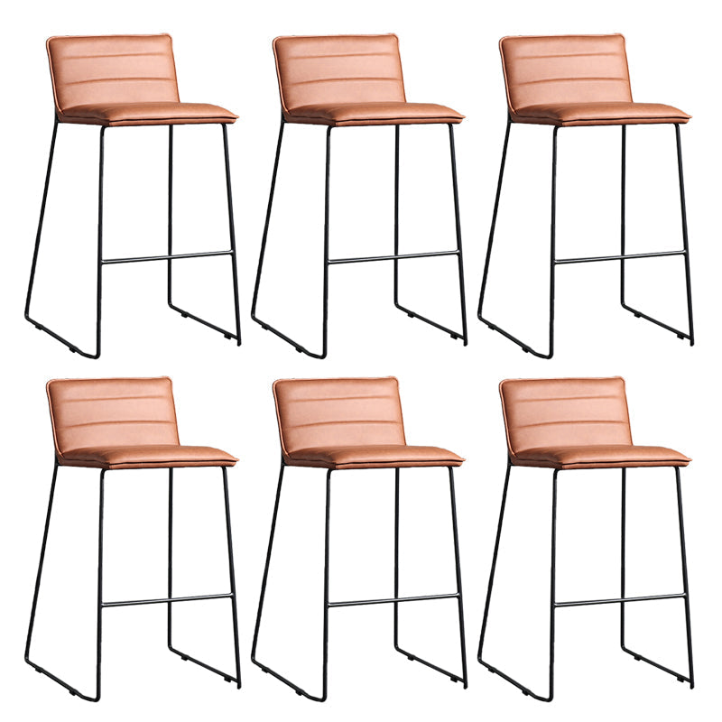 Hedendaagse gestoffeerde armloze barkruk met zwarte metalen basis