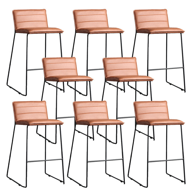 Hedendaagse gestoffeerde armloze barkruk met zwarte metalen basis