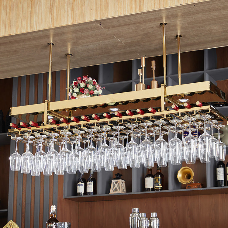 Gouden metaalhangende wijnhouder met glazen houder en opslagplank