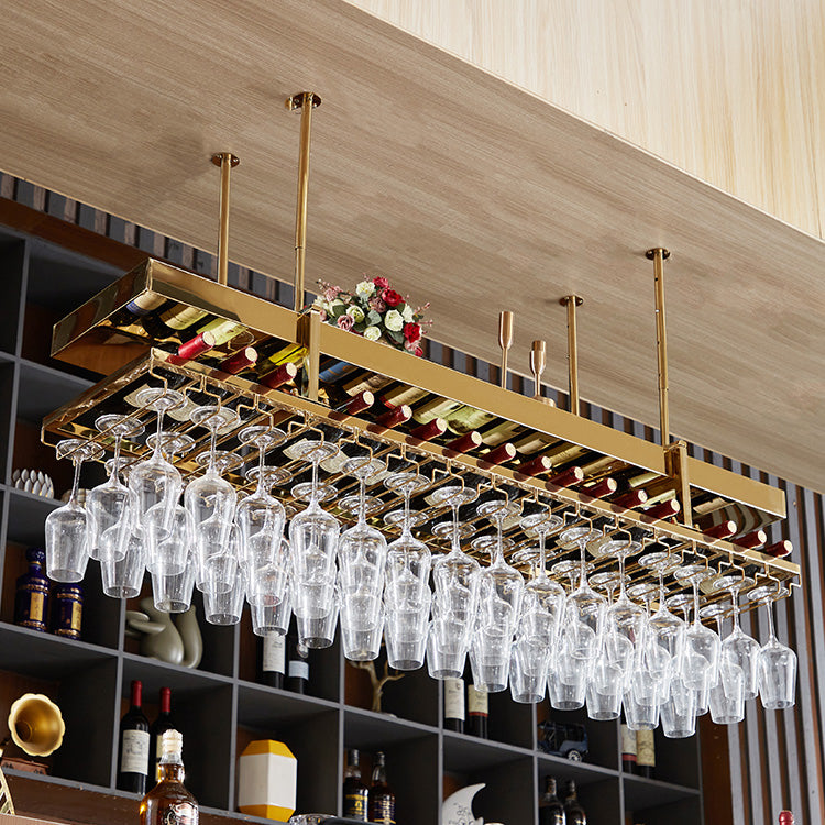 Gouden metaalhangende wijnhouder met glazen houder en opslagplank