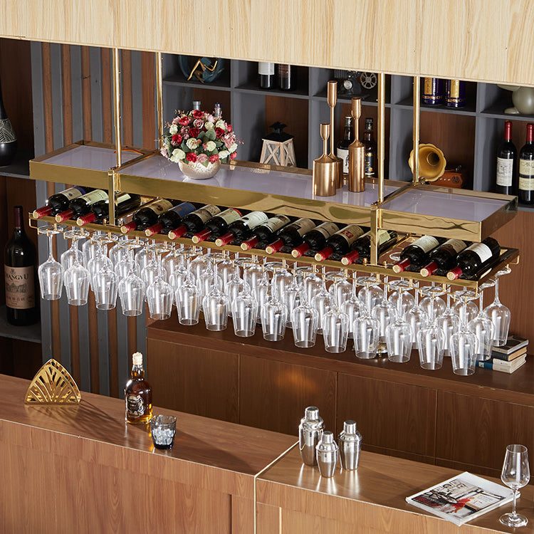 Gouden metaalhangende wijnhouder met glazen houder en opslagplank