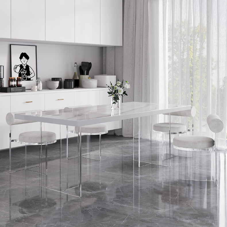 Moderne rechthoekige eettafel met stenen blad en acrylpoten voor de woonkamer