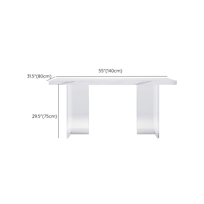 Moderne rechthoekige eettafel met stenen blad en acrylpoten voor de woonkamer