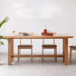 Mesa de comedor rectangular de madera maciza de color natural con base de caballete
