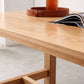 Mesa de comedor rectangular de madera maciza de color natural con base de caballete
