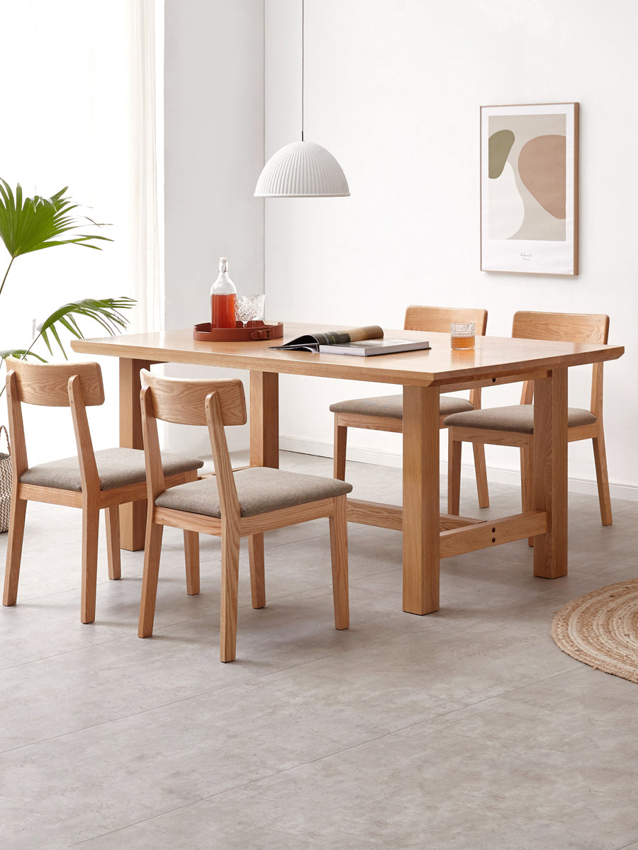 Mesa de comedor rectangular de madera maciza de color natural con base de caballete