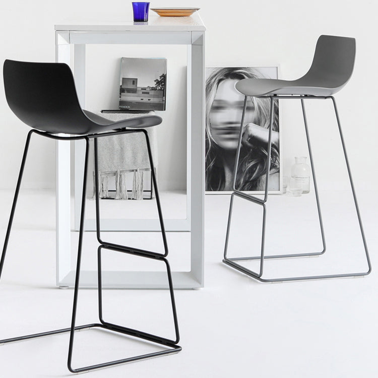 Sgabelli da bar in plastica bassa di plastica senza braccio contemporanea con base di metallo