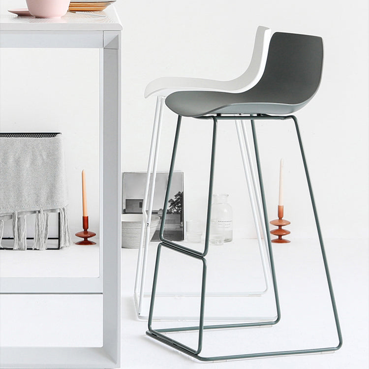 Sgabelli da bar in plastica bassa di plastica senza braccio contemporanea con base di metallo