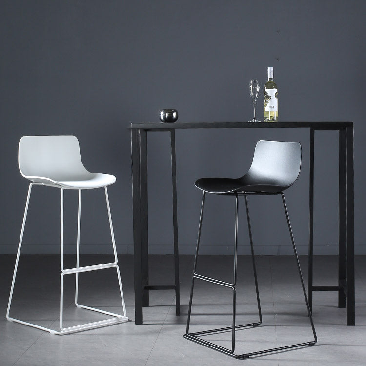 Sgabelli da bar in plastica bassa di plastica senza braccio contemporanea con base di metallo
