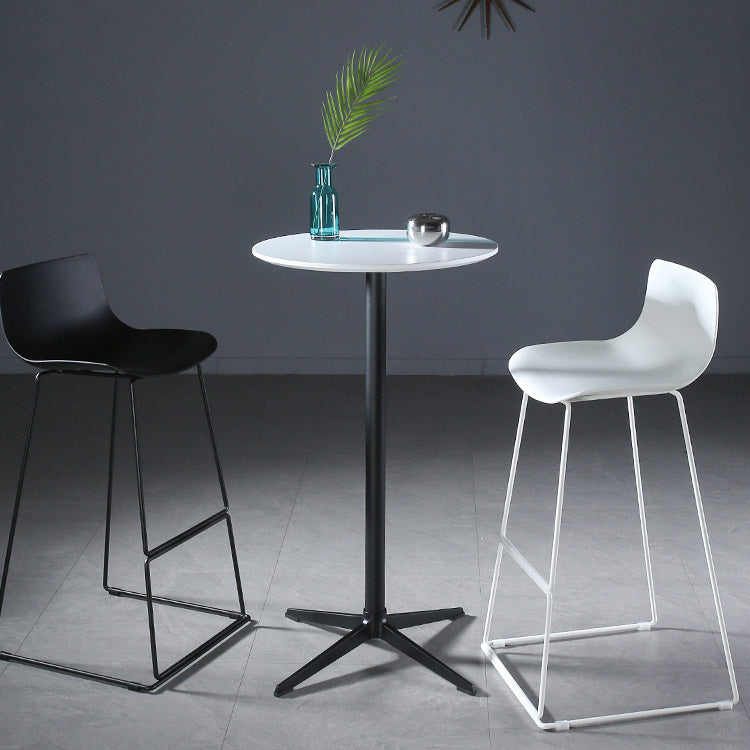 Sgabelli da bar in plastica bassa di plastica senza braccio contemporanea con base di metallo