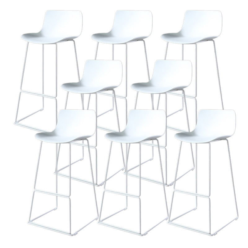 Sgabelli da bar in plastica bassa di plastica senza braccio contemporanea con base di metallo