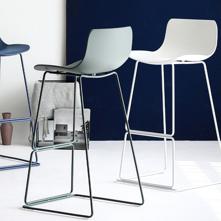 Sgabelli da bar in plastica bassa di plastica senza braccio contemporanea con base di metallo