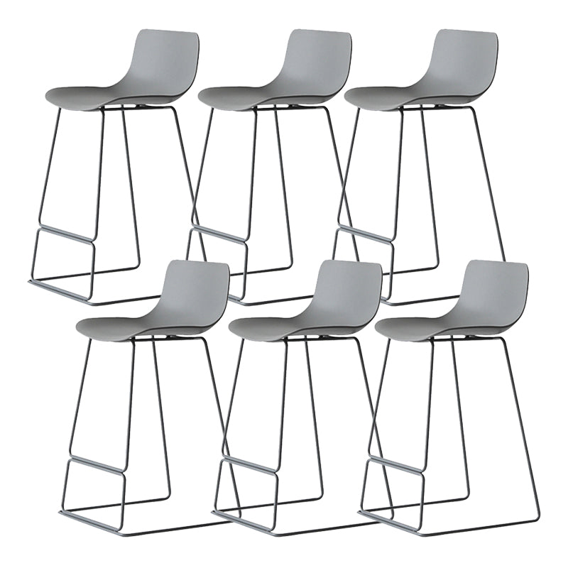 Sgabelli da bar in plastica bassa di plastica senza braccio contemporanea con base di metallo