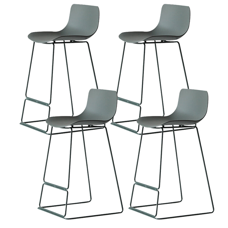 Sgabelli da bar in plastica bassa di plastica senza braccio contemporanea con base di metallo