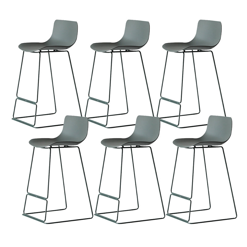 Sgabelli da bar in plastica bassa di plastica senza braccio contemporanea con base di metallo