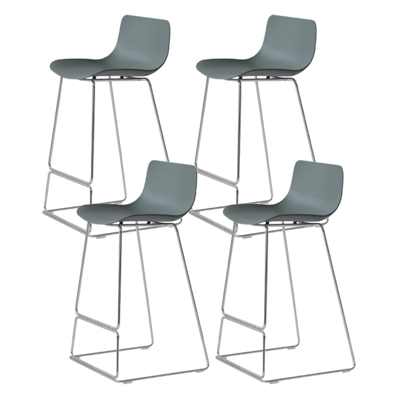 Sgabelli da bar in plastica bassa di plastica senza braccio contemporanea con base di metallo