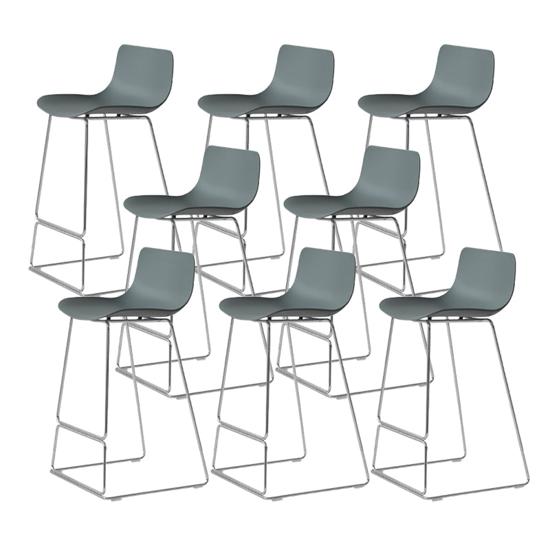 Sgabelli da bar in plastica bassa di plastica senza braccio contemporanea con base di metallo