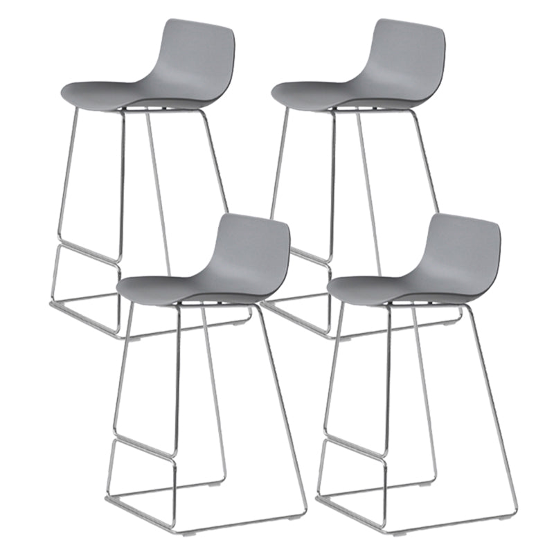 Sgabelli da bar in plastica bassa di plastica senza braccio contemporanea con base di metallo