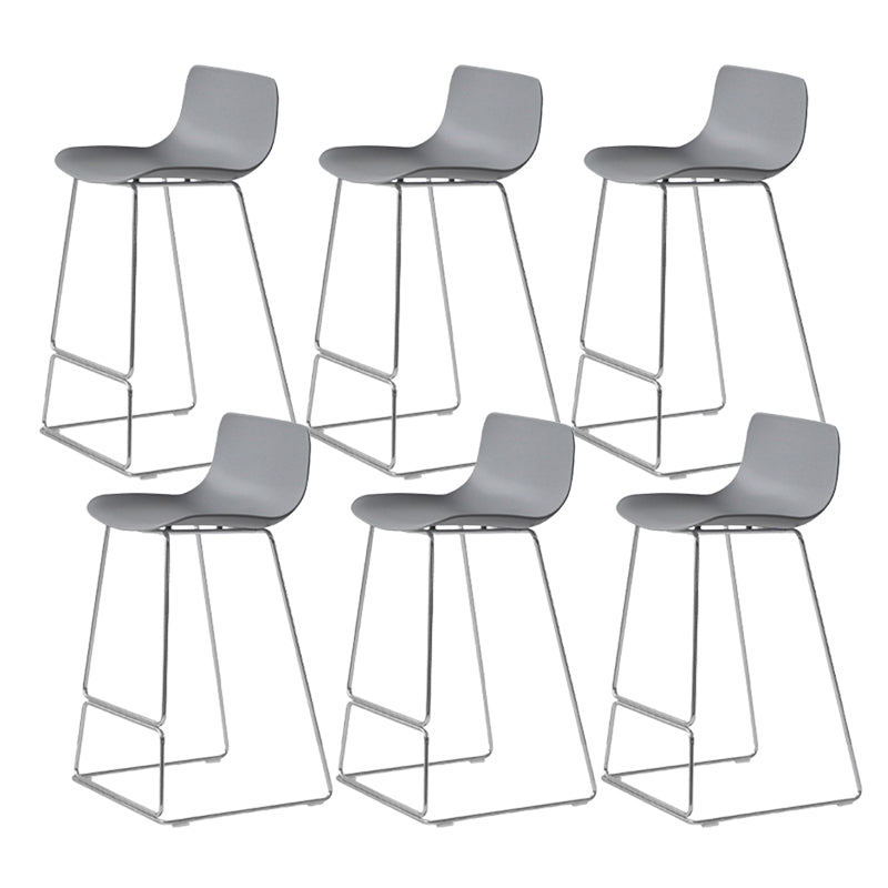 Sgabelli da bar in plastica bassa di plastica senza braccio contemporanea con base di metallo