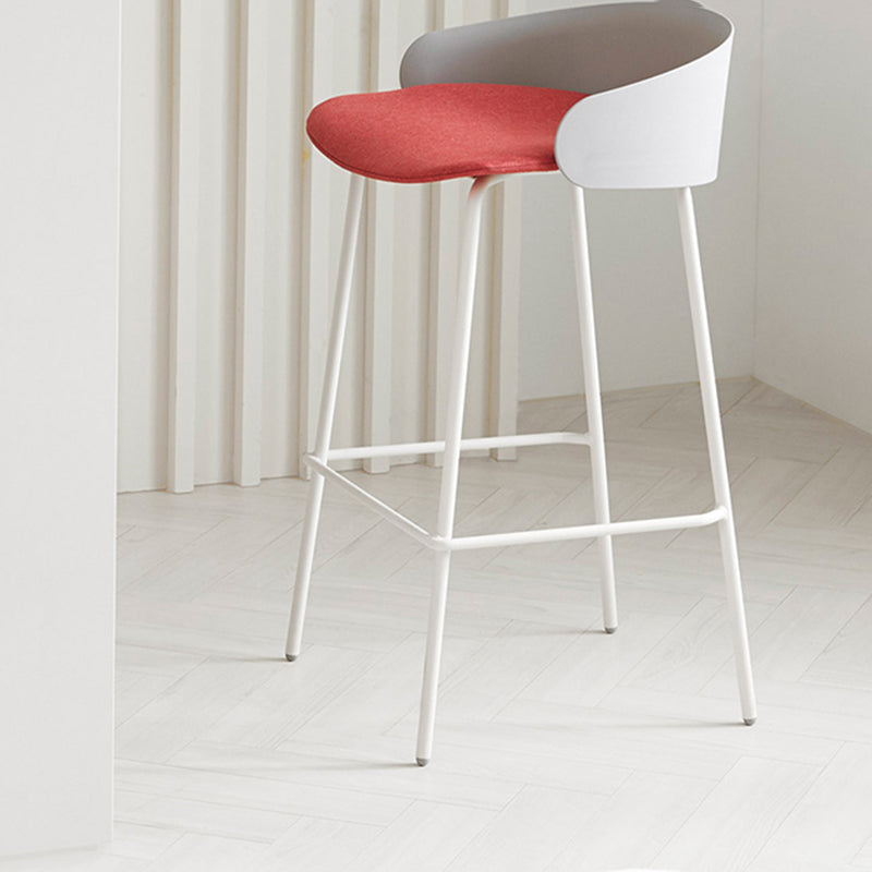 ホワイトメタルベースのあるコンテンポラリーバケツローバックアームレスバースツール