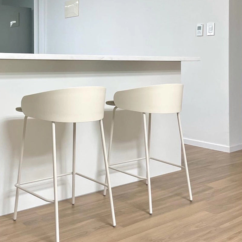 ホワイトメタルベースのあるコンテンポラリーバケツローバックアームレスバースツール