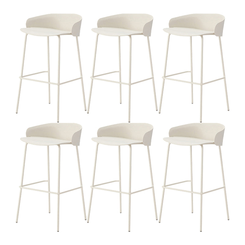 ホワイトメタルベースのあるコンテンポラリーバケツローバックアームレスバースツール