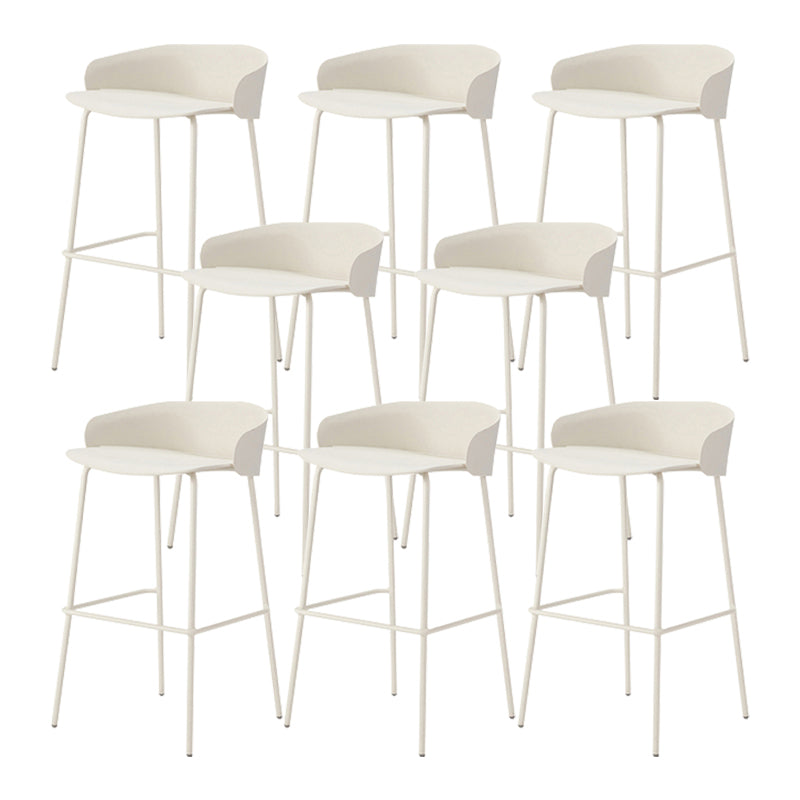 ホワイトメタルベースのあるコンテンポラリーバケツローバックアームレスバースツール