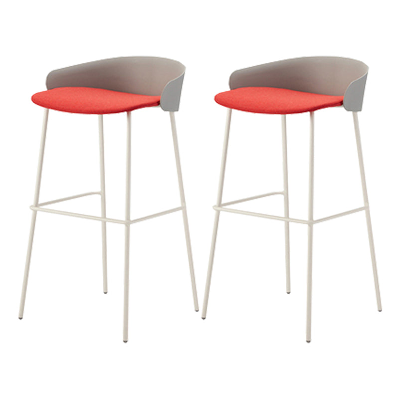 ホワイトメタルベースのあるコンテンポラリーバケツローバックアームレスバースツール