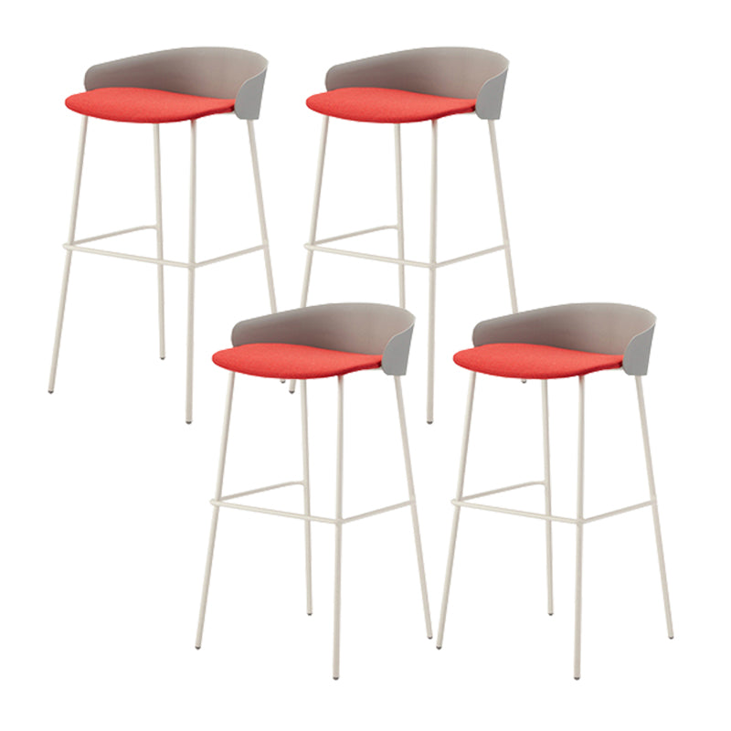 ホワイトメタルベースのあるコンテンポラリーバケツローバックアームレスバースツール